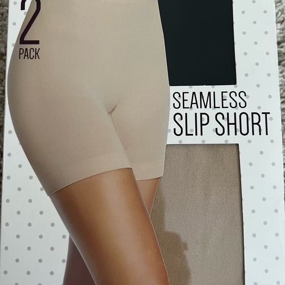 ⭐️ Firm Price ⭐️ New in box seamless dress shorts - Picture 2 of 4